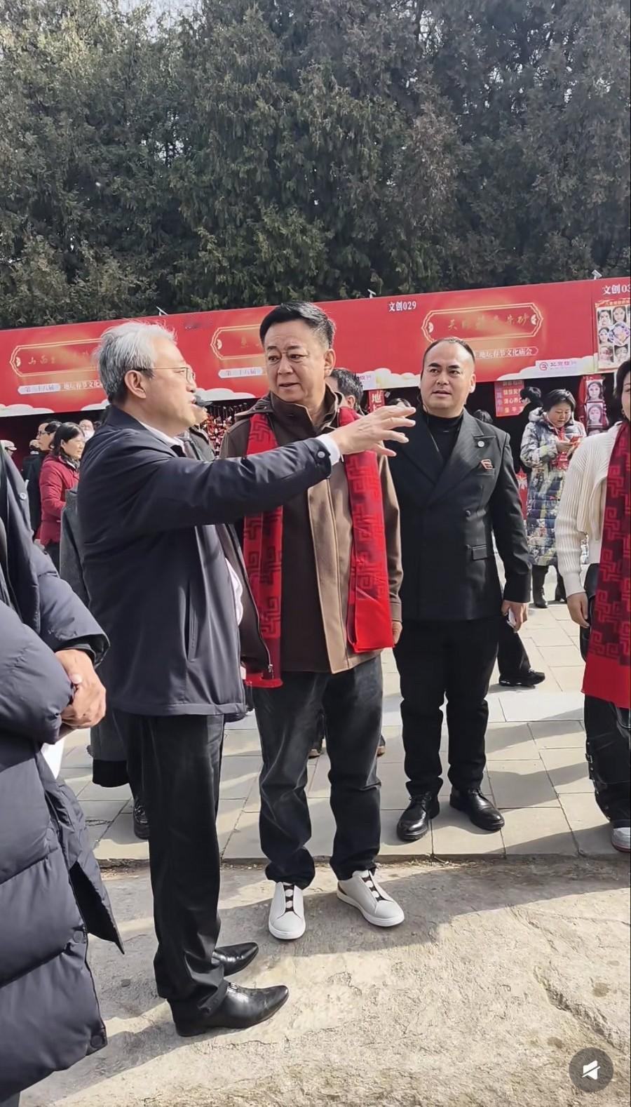 朱军北京参加庙会，头发花白眼袋重，老了!2月21日大年初五，朱军现身北京地坛