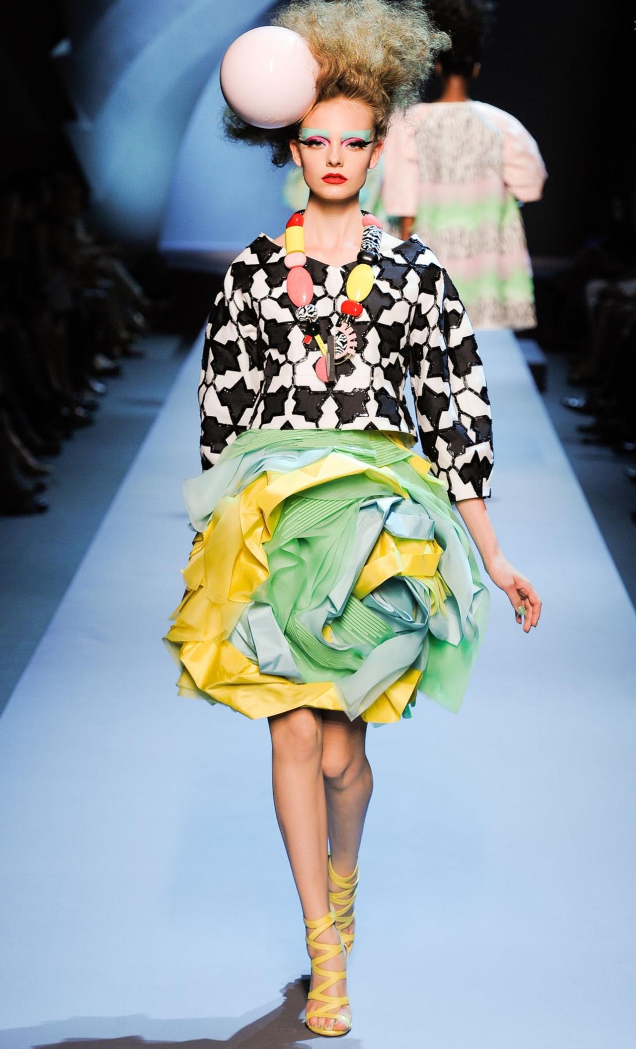 Dior2011秋冬高定系列，色彩表达充满后现代孟菲斯风格的狂放张力。跳脱的高饱