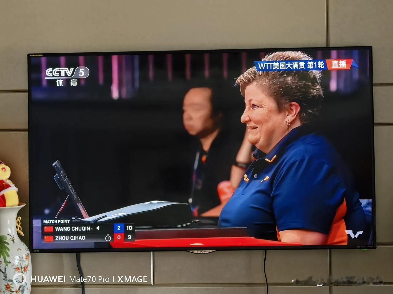 女裁判掩饰不住对大头的喜欢。打到第三局王楚钦赛点，王楚钦发球后与周启豪打了好几