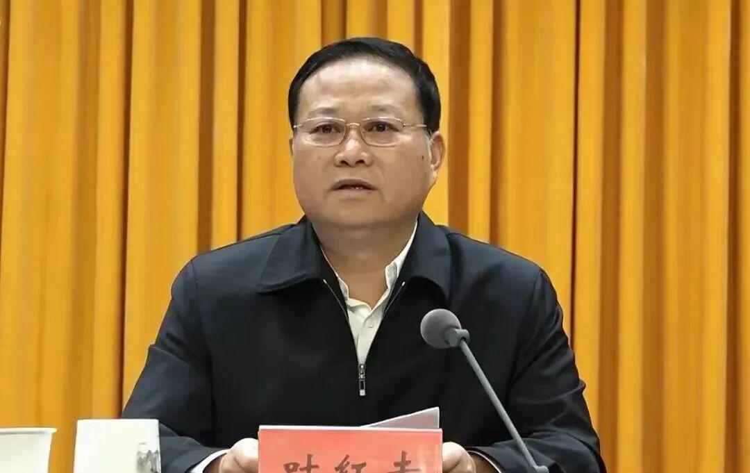 这是一只退休几年的大老虎！叶红专1958年出生已经68周岁，退休也有五六年时间。