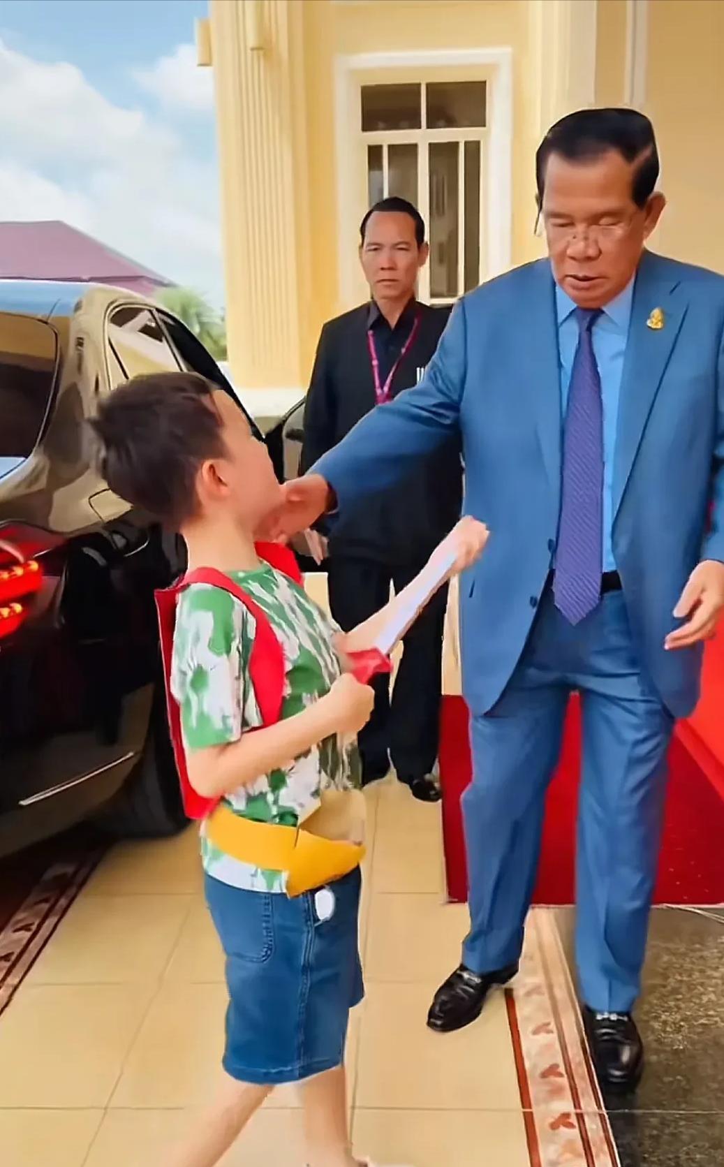 不愧是“富可敌国”的洪森亲王！孙子孙女上下学的代步工具都是奔驰S560~看看洪