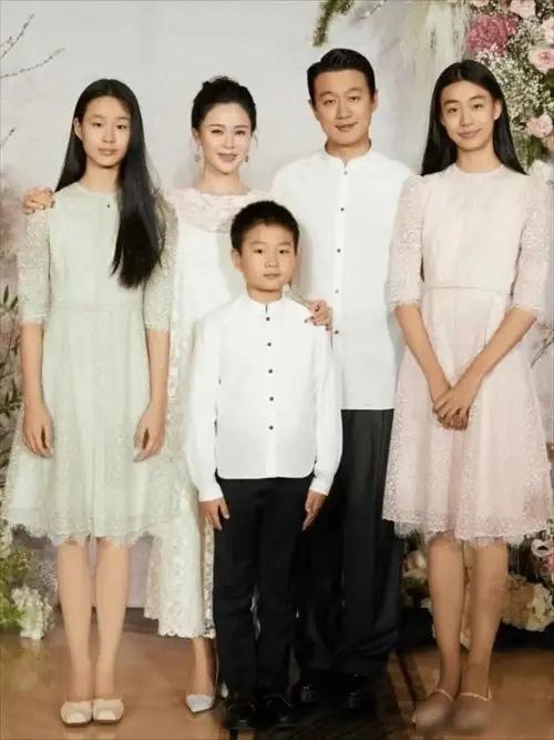 佟大为三个小孩现状大女儿佟知霏，现年18岁，身高179厘米，体重130斤，长相冷