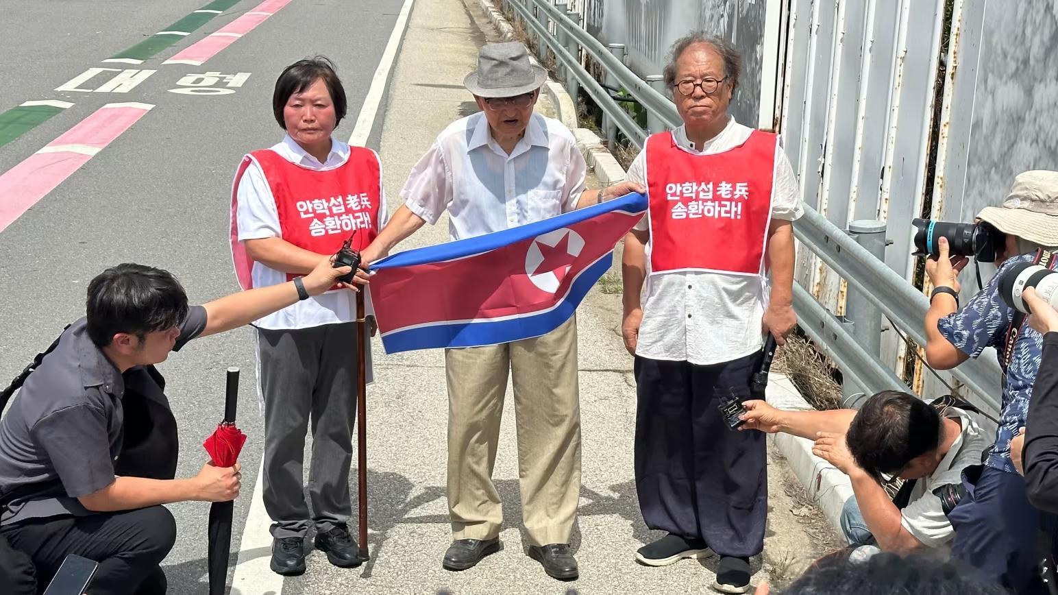【这位95岁老人想死的地方就是朝鲜，但韩国不会放他走】（CNN）安哲秀在朝鲜战