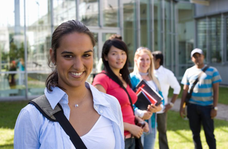 骂东方大国女孩“廉价”，这留学生太嚣张！公开骂人还晒照片，留学生这波