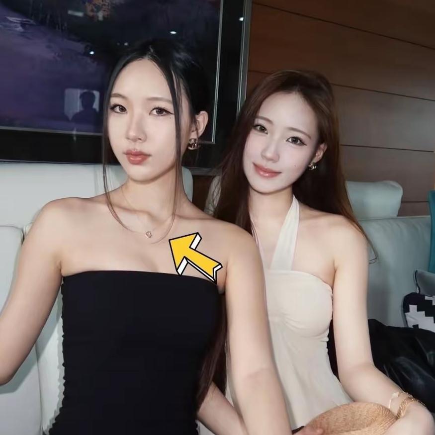 小S大女儿香港被偶遇比起光鲜的穿搭造型，许曦文脖子上那条略显陈旧的项链才最让
