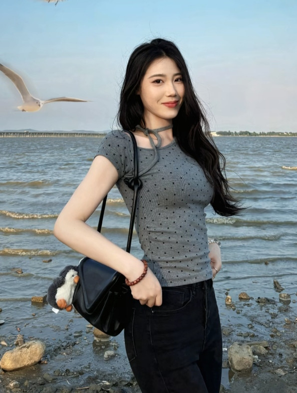 海风拂发间，心向自由天