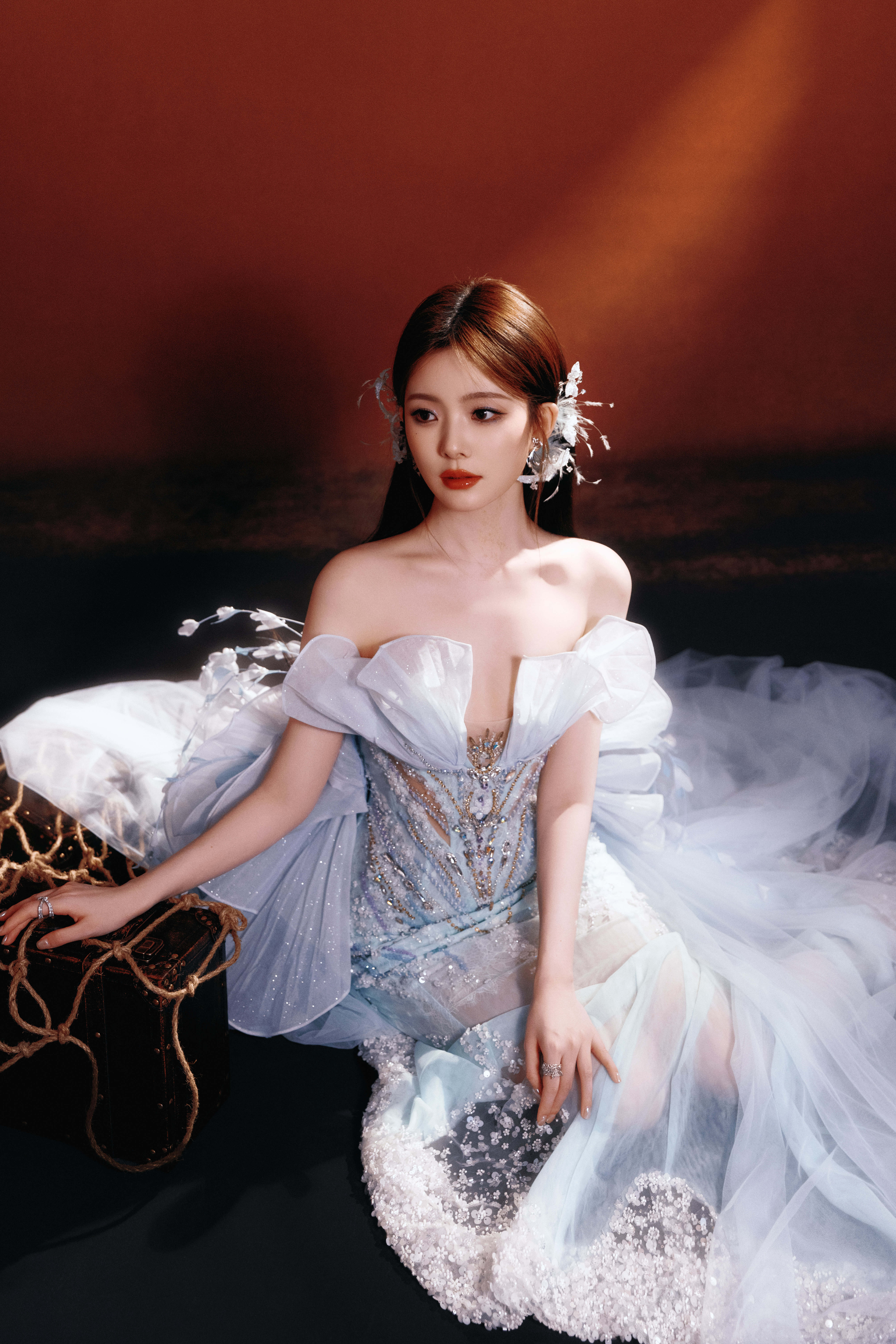 陈卓璇裙摆翩跹如蝶翼舒展，声线婉转似星河流淌，这一刻，她是舞台的专属诗行。