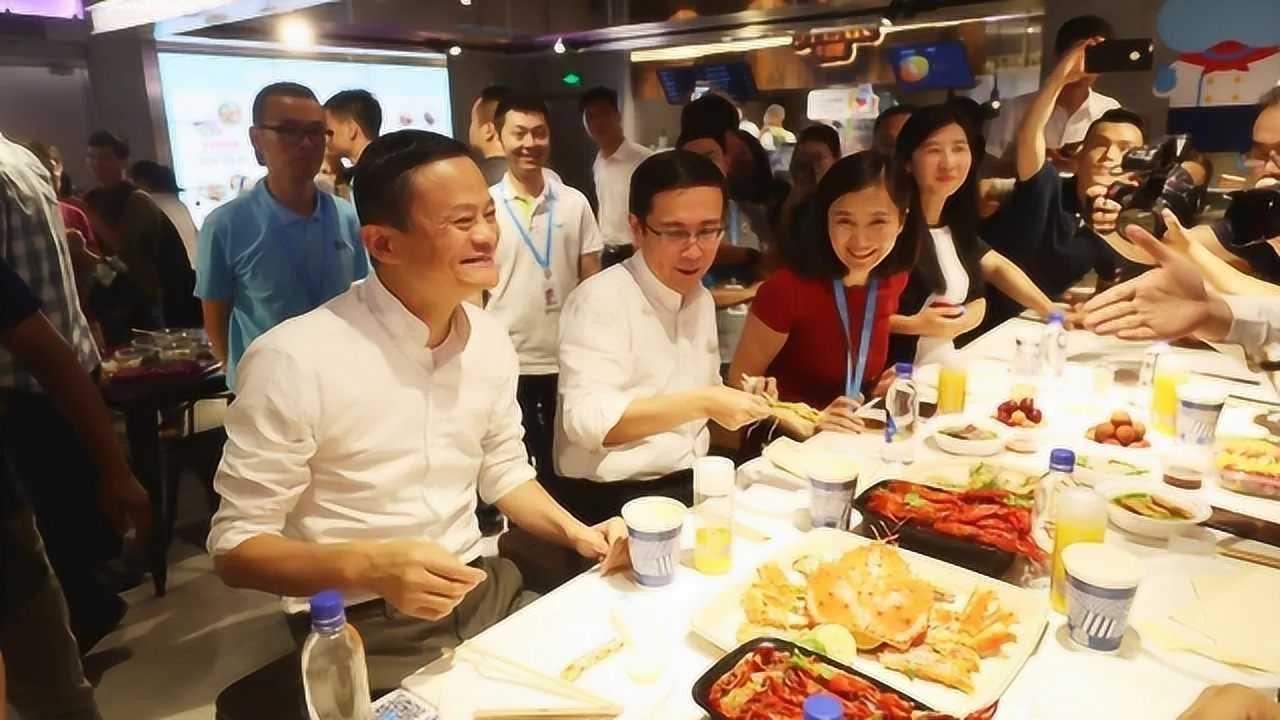 马云在自己公司食堂用餐，桌上摆满了各种海鲜，和员工一起吃饭，笑的好开心！