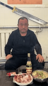 大哥一看就知道，是个经常喝的人。这酒量海量了。