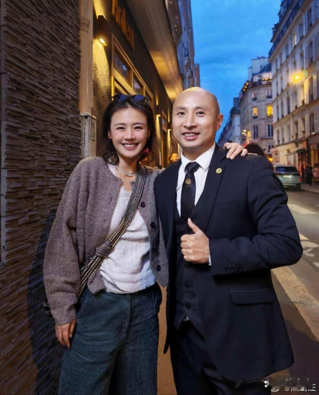37岁的马思纯在法国巴黎夜晚逛街，那打扮老洋气了，身材也瘦了好多，笑起来贼好看！