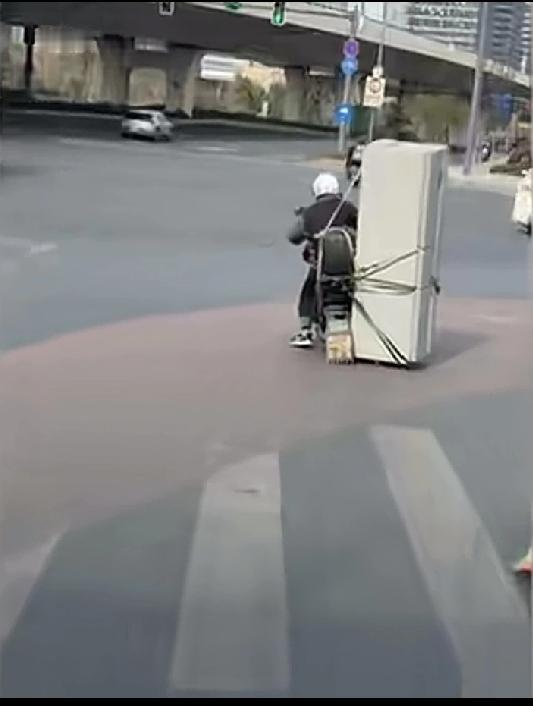 大爷还是你的大爷，运冰箱竟然还可以这么搞？交警看到了，会不会追过来？看着很危险，