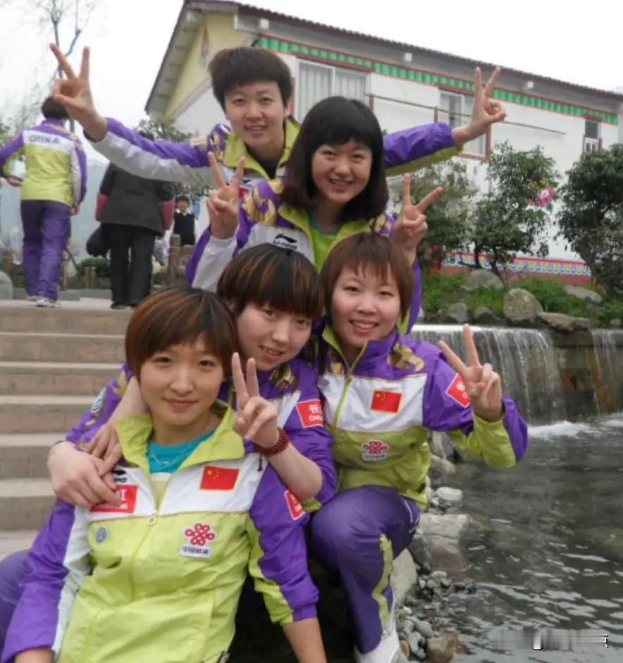 当年国乒的“五朵金花”，统一的运动装，时尚的发型，青春洋溢，充满朝气和活力。刘