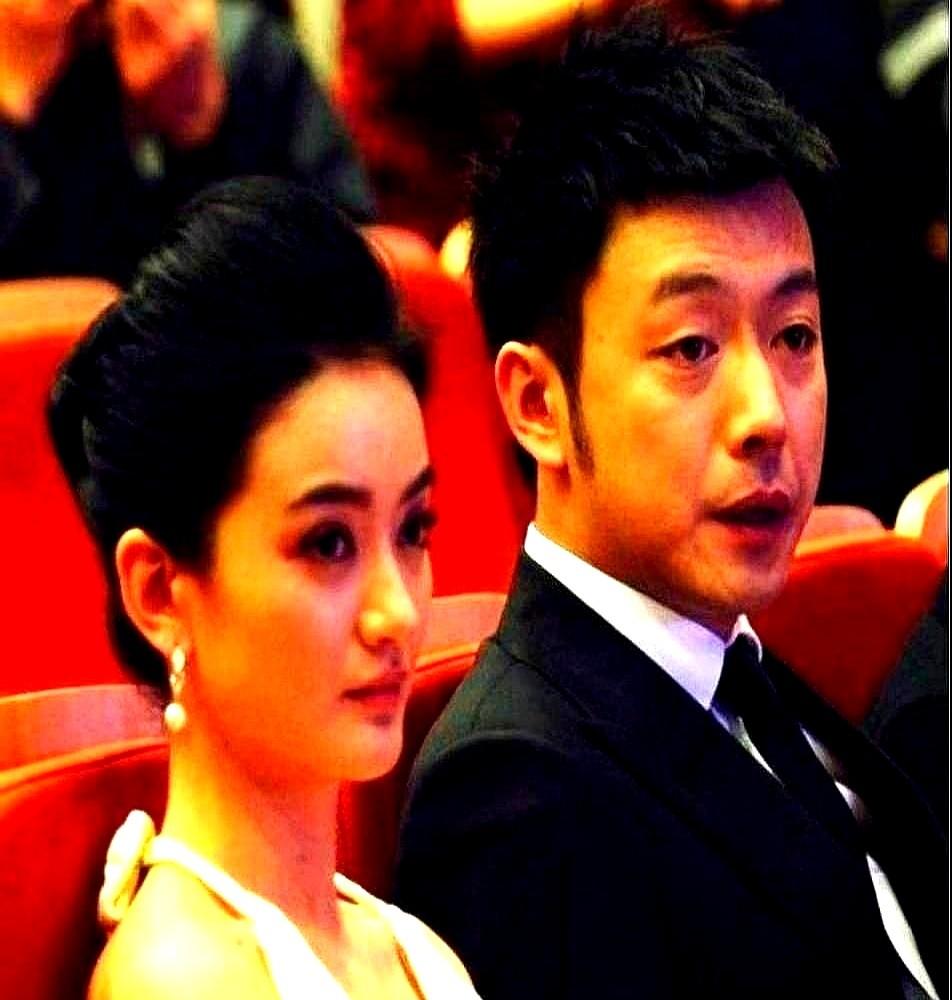 演完《潜伏》，曹炳琨真结巴了一整年。这事儿得从试镜说起。他当时25岁，紧张得