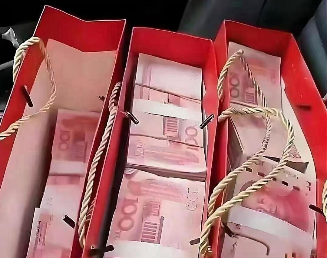 河北保定，有一女子打扫屋子时，在衣柜发现老公藏的20万现金。她没告诉老公，直接拿