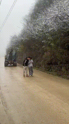 俩小伙路中间玩手机入迷，身后挖机逼近浑然不觉！师傅神操作看呆网友俩小伙直接