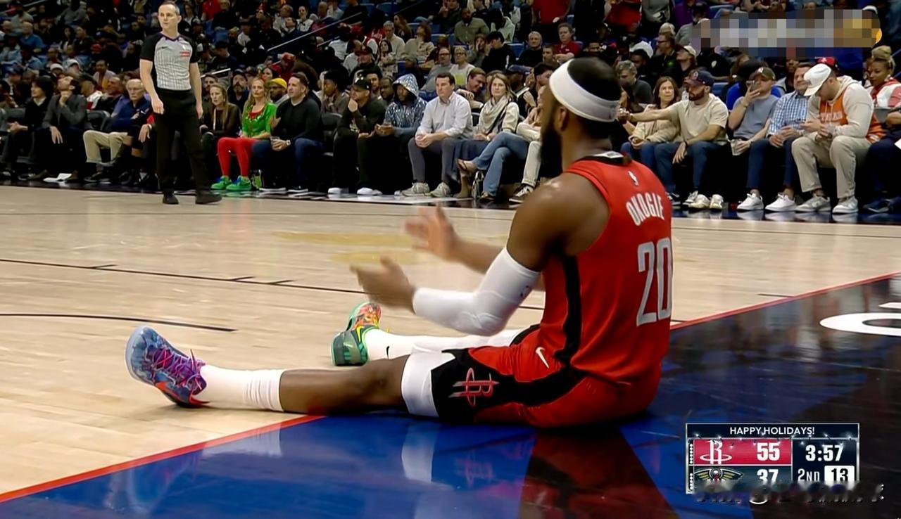 我真是太喜欢火箭大将奥科吉的拼劲了！在今天火箭客场挑战鹈鹕的上半场比赛中，虽然奥