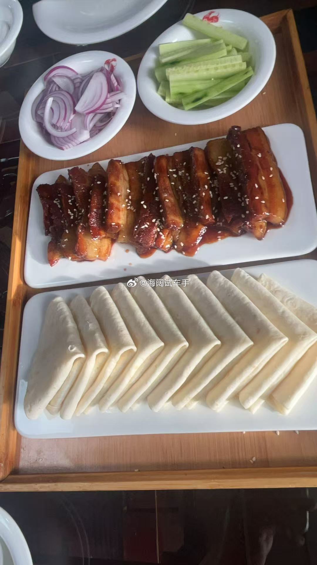 这道菜融合了梅菜扣肉与烤鸭的风格！名字叫做：醉世一绝！感谢网友热情接待，好吃的真