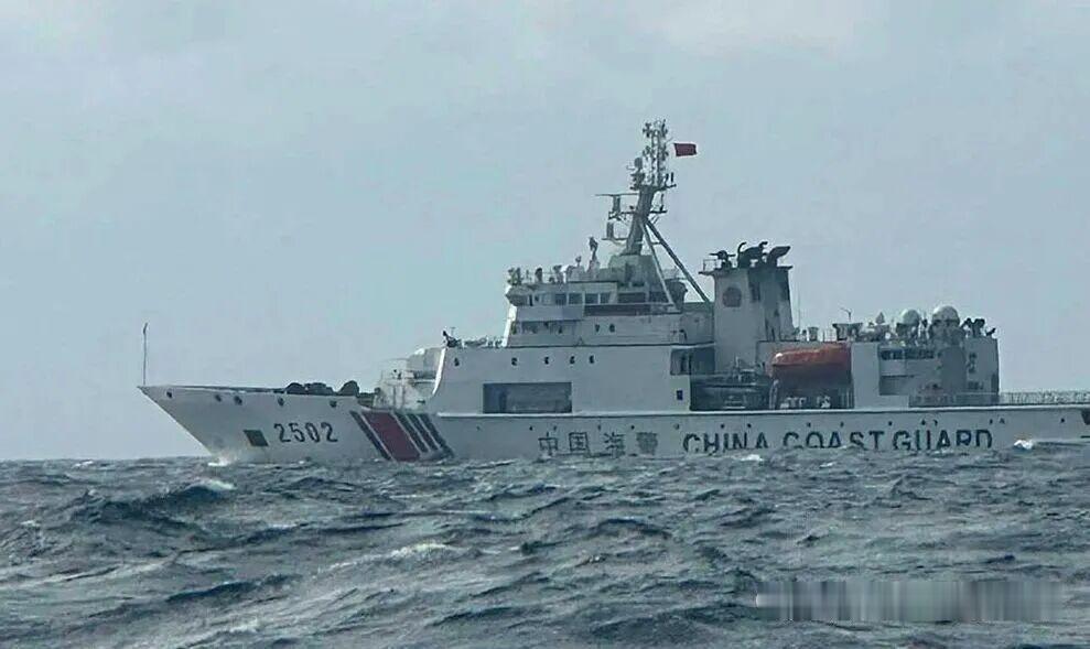 我海警船2304号、2502号今天上午在台岛东部的绿岛东南方60海里处再度执法巡