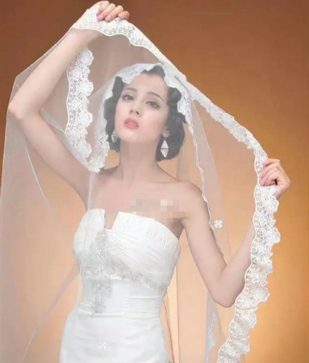 15岁的迪丽热巴拍影楼婚纱写真，复古卷发造型神似玛丽莲梦露，颜值太绝了。