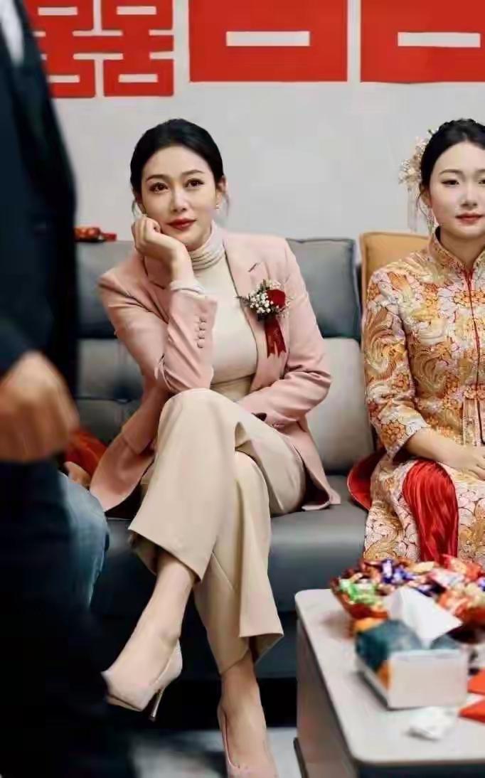 这个50多岁的丈母娘，还被人称之为美女，她究竟多大的魅力？从整个人的状态看，比