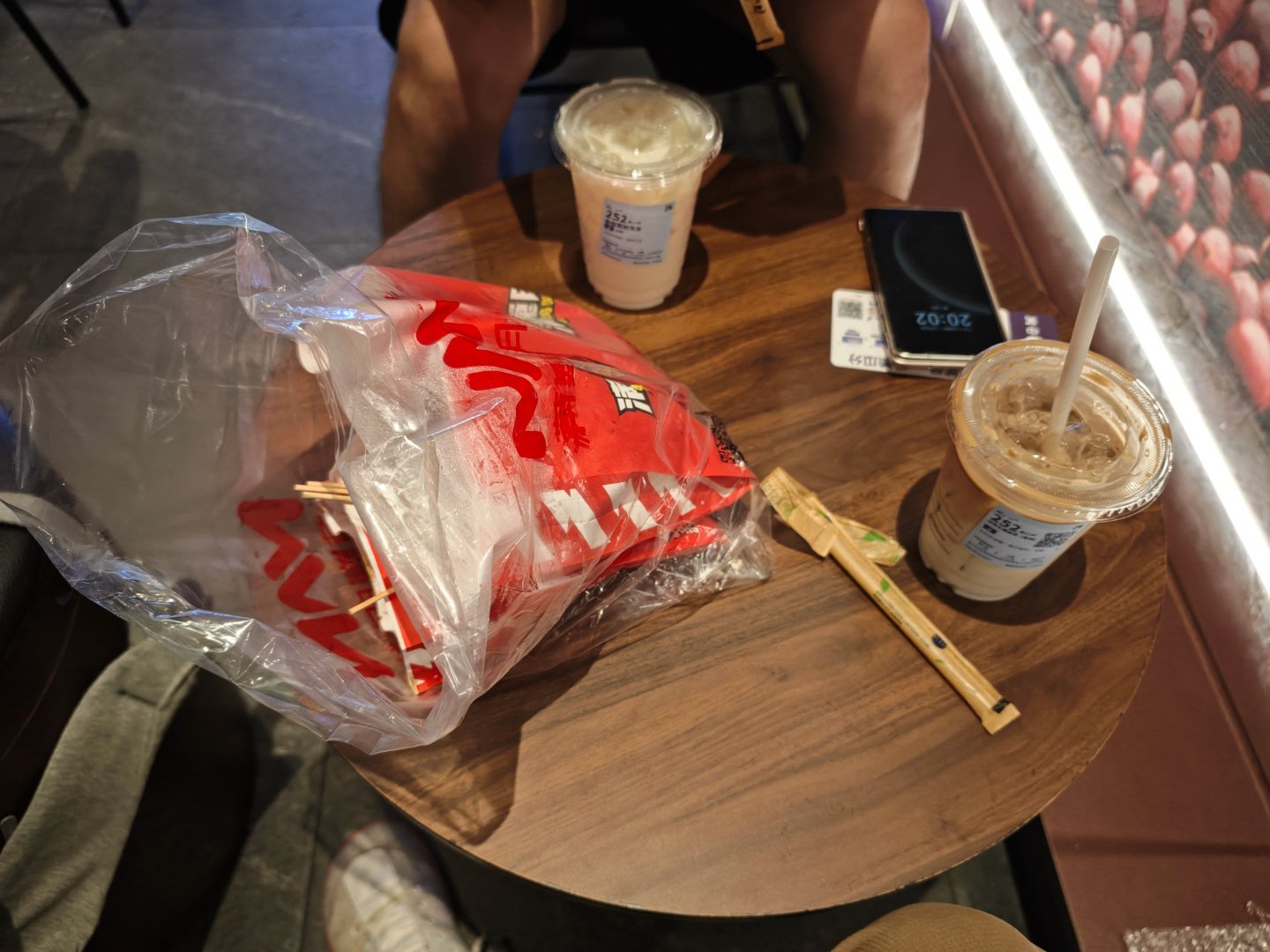 男人就要吃鸡架配咖啡​​​