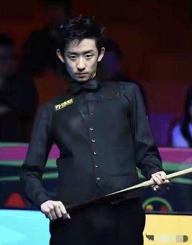 吴宜泽这波大师赛之旅太顶了！首次参赛就一路杀进半决赛，成了中国军团独苗，离35万