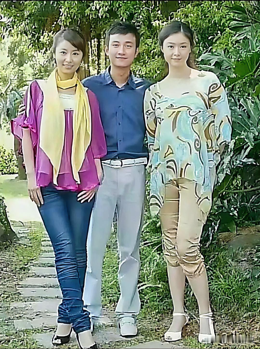 15年前的一张合影照。那时的文章疏眉朗目，气宇不凡，左拥右抱真是顺极了！左边是美