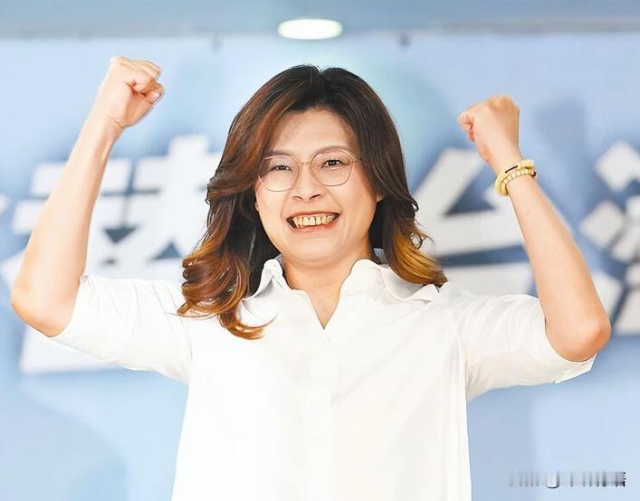 郑丽文一句话骂醒国民党！1月19日，郑丽文在岛内网络节目上被主持人黄光芹提问：“