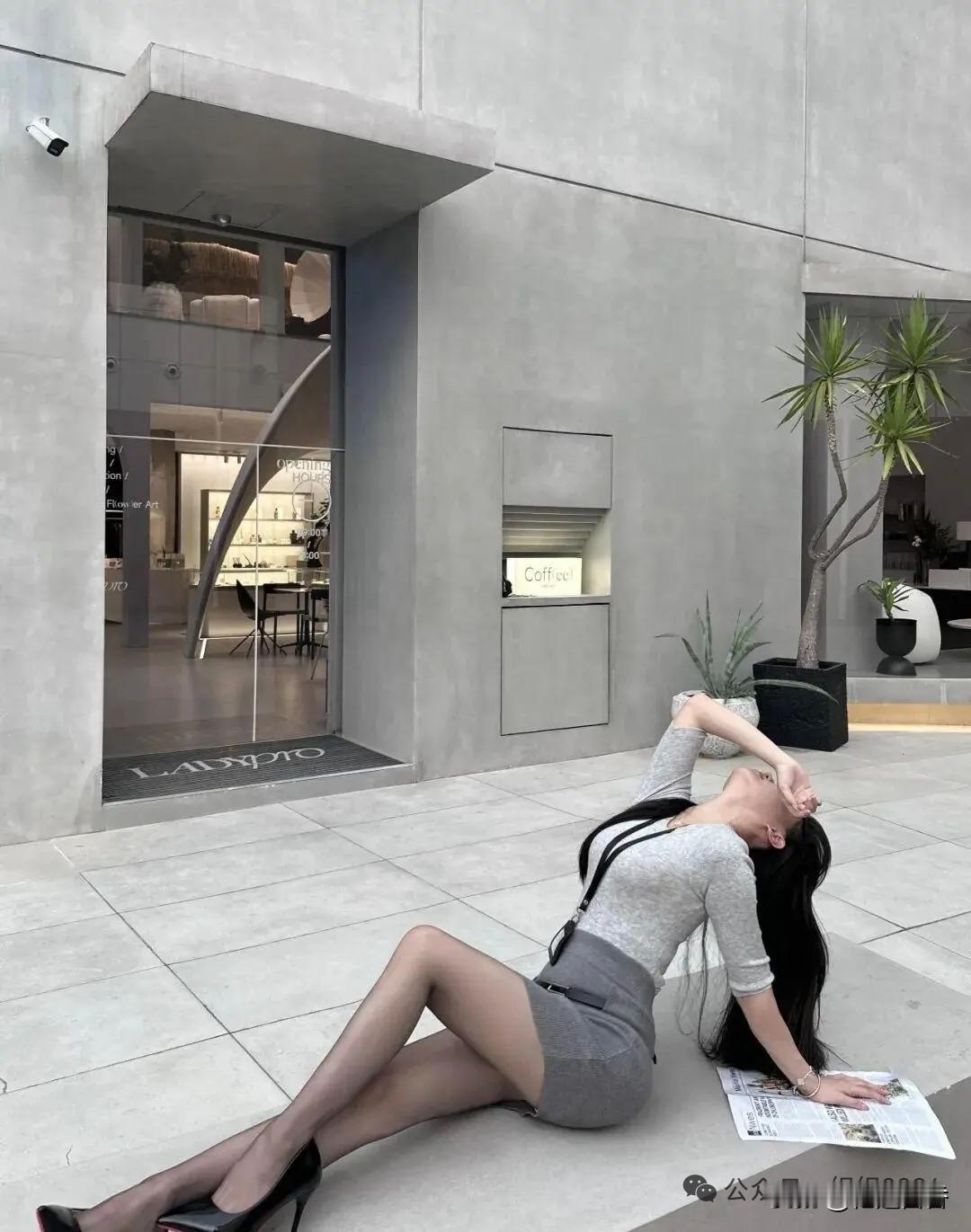 都市时尚女孩在咖啡馆外享受阳光，黑丝袜和高跟鞋的完美搭配，尽显优雅与自信。