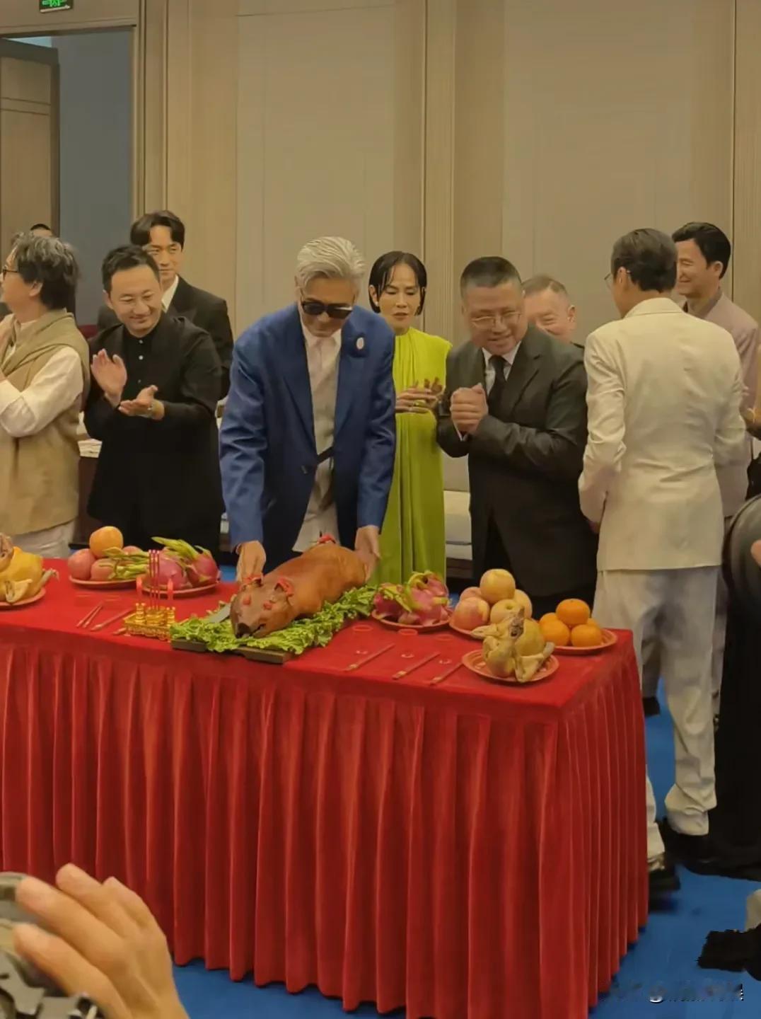 周润发夫妻俩和梁家辉等人现身新片《寒战1994》的深圳首映礼，港星就是港星，万事