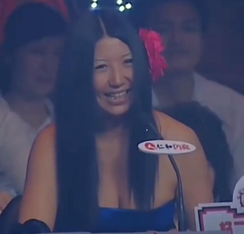 2007年，杨二车娜姆公开谢娜张杰的恋情，谢娜惊慌失措极力否认，张杰在一边儿当木