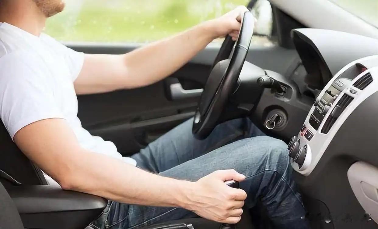 高手开车的四种表现！1.刹车基本靠松油门。慢慢趟过去，这样既省油，又省刹车片