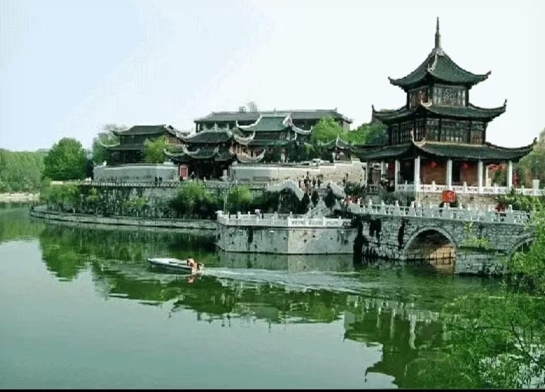 准备到北京旅游的人们注意了，从今年4月起，天坛、颐和园等景点对60岁以上的老人免