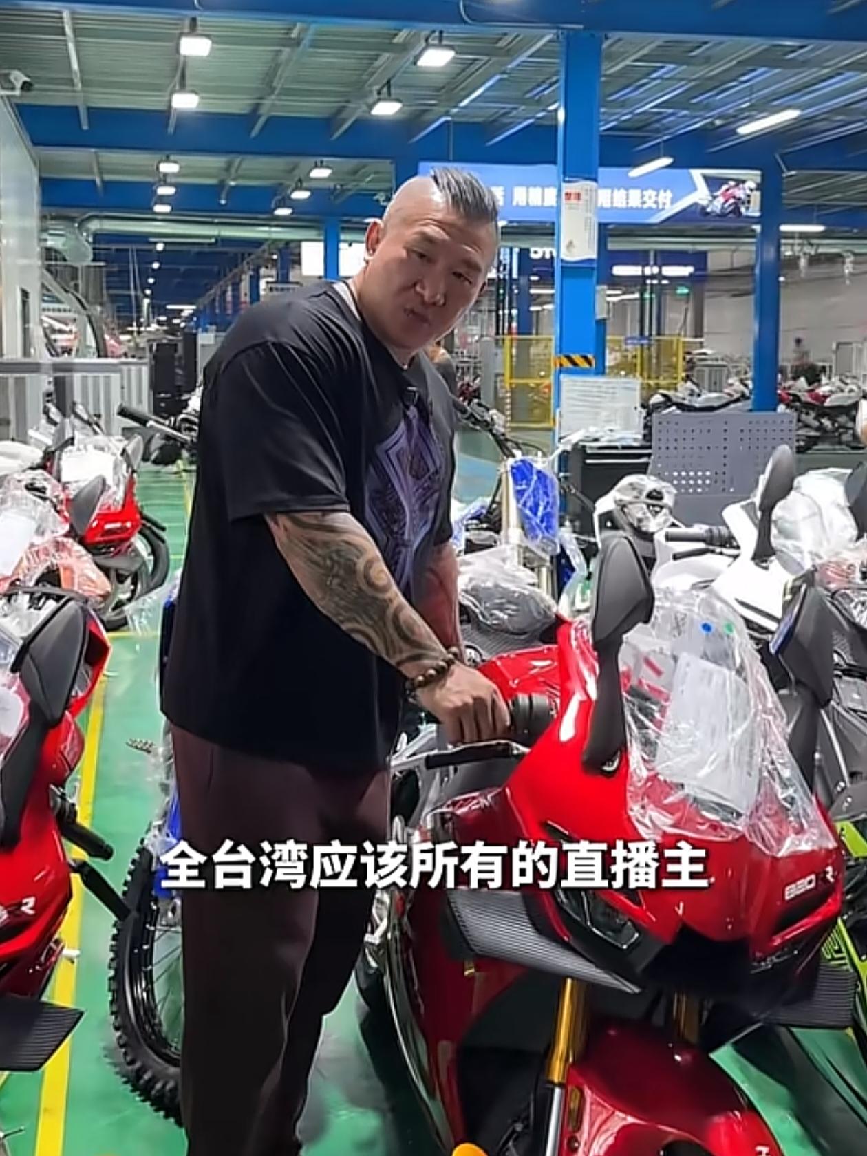 台湾馆长在重庆终于见到了自己的偶像张雪，并参观了张雪机车工厂，摸到了那款获得五冠
