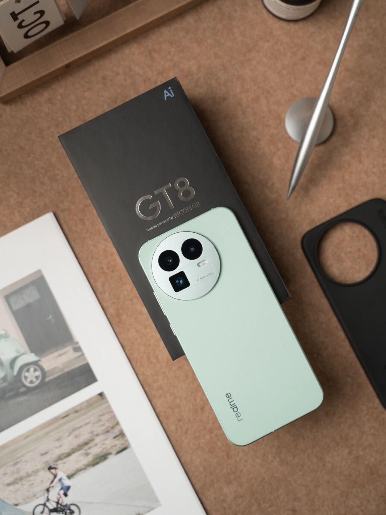 真我GT8开箱：最强标准版，太香了​徐起广场的最新杰作，真我GT8系列。可能关注