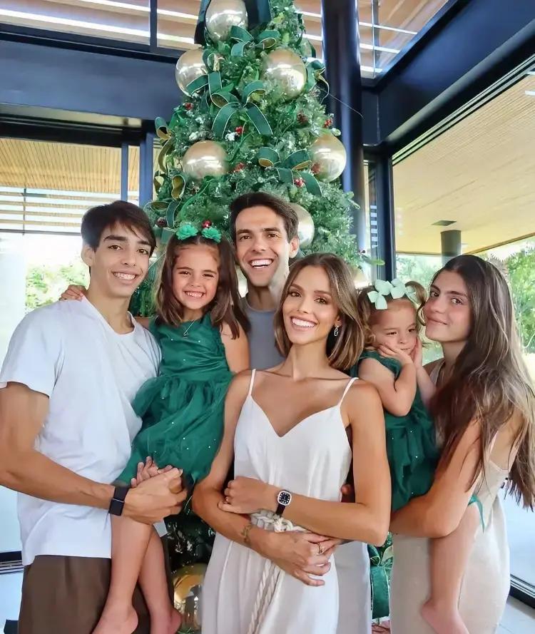 他退役6年，ins点赞却比C罗晒奖杯还高280万。卡卡圣诞全家福刚发3小时