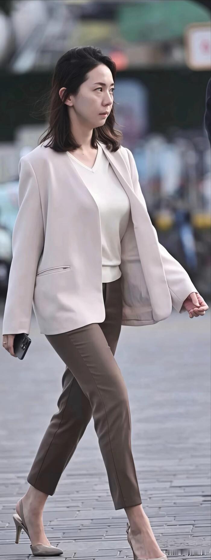 街头的职场穿搭模板！浅米色西装搭棕色西裤，配同色系高跟，简约干练又显气质，这样穿