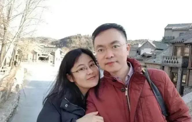 2019年，京东集团总部大楼里，副总裁蔡磊正在办公室里埋头工作，突然一阵剧烈的头