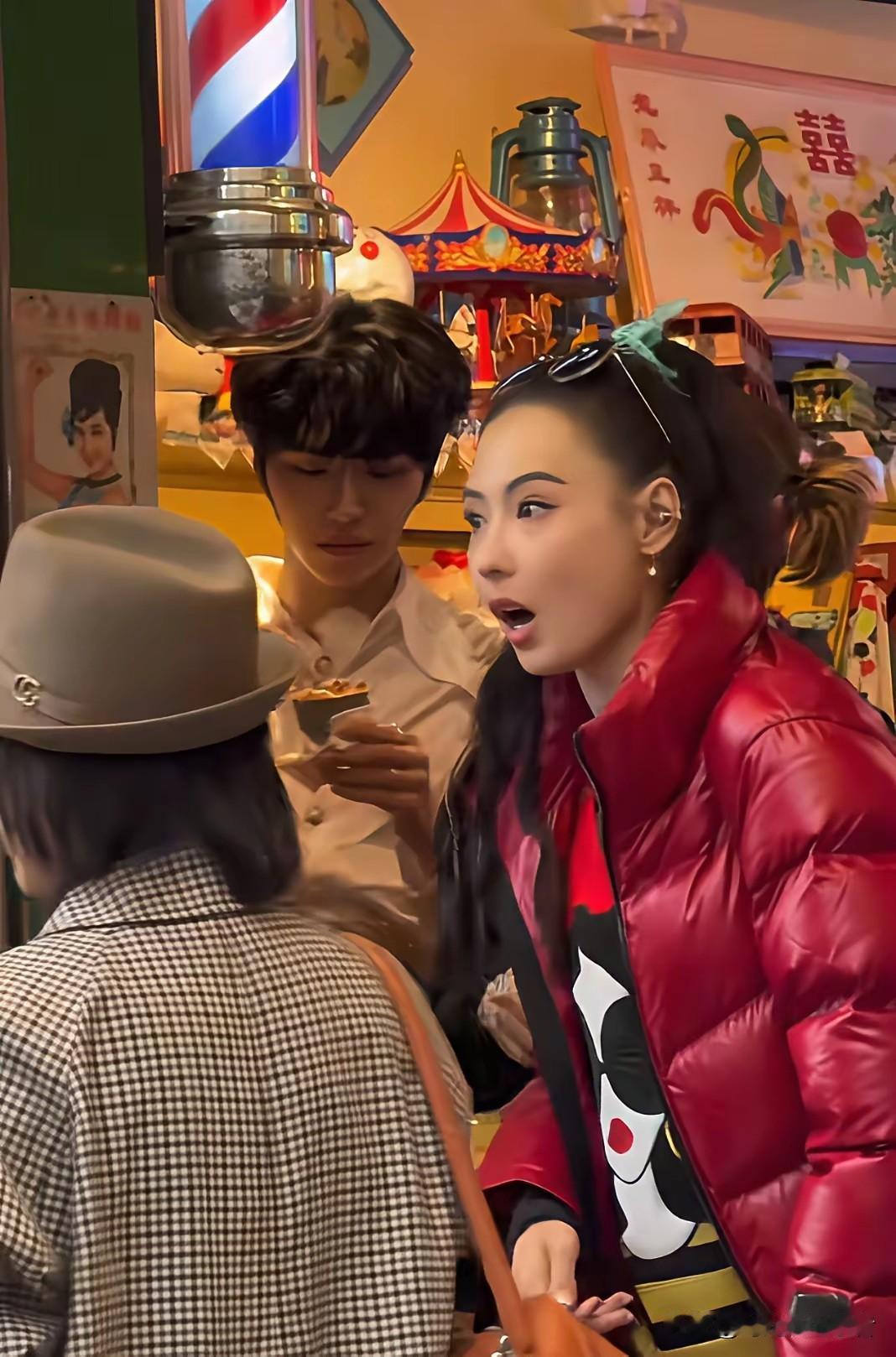 张柏芝真是港风十足，虽然已经是3个孩子的母亲，但是她活力十足，打扮的也是七八十年