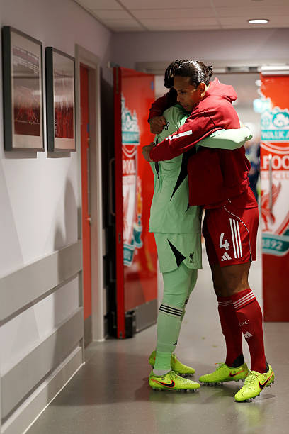 他在看着你们……可能看不下去了