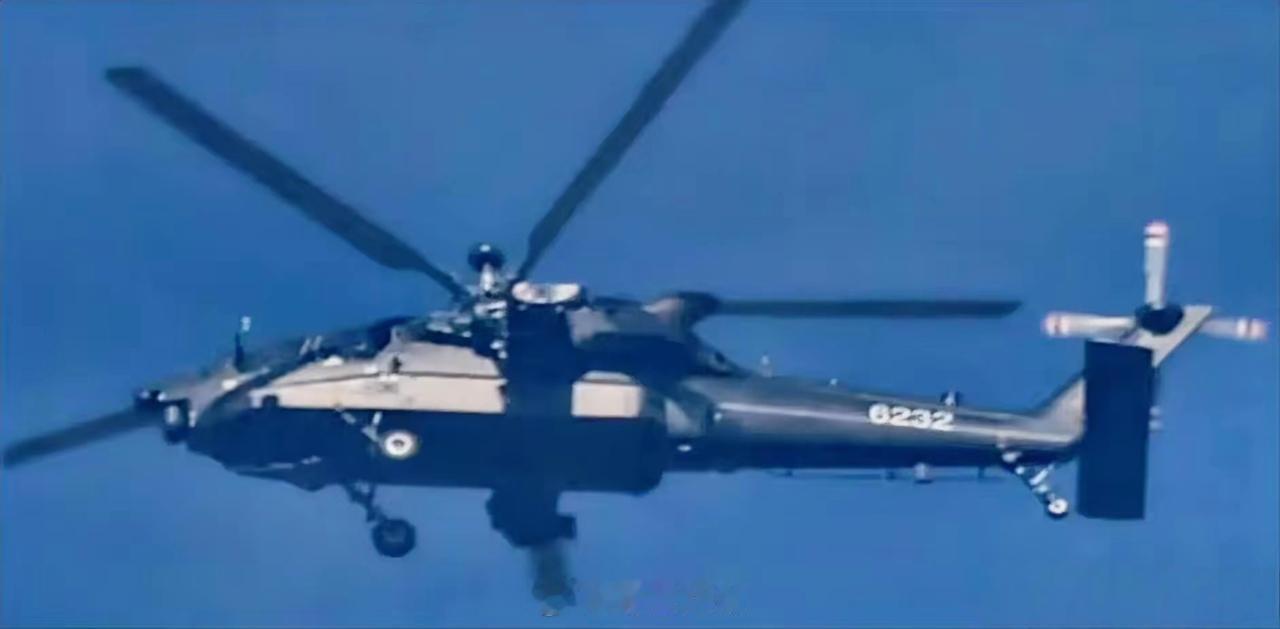 最新的重型武装直升机——直-21的清晰飞行照片。飞机已经刷上了6232的战术编号