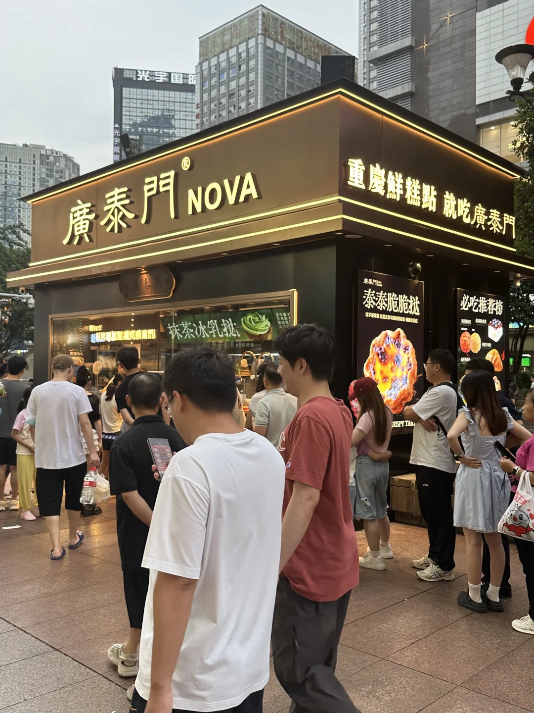 把糕点店开在步行街的人简直是天才。。。