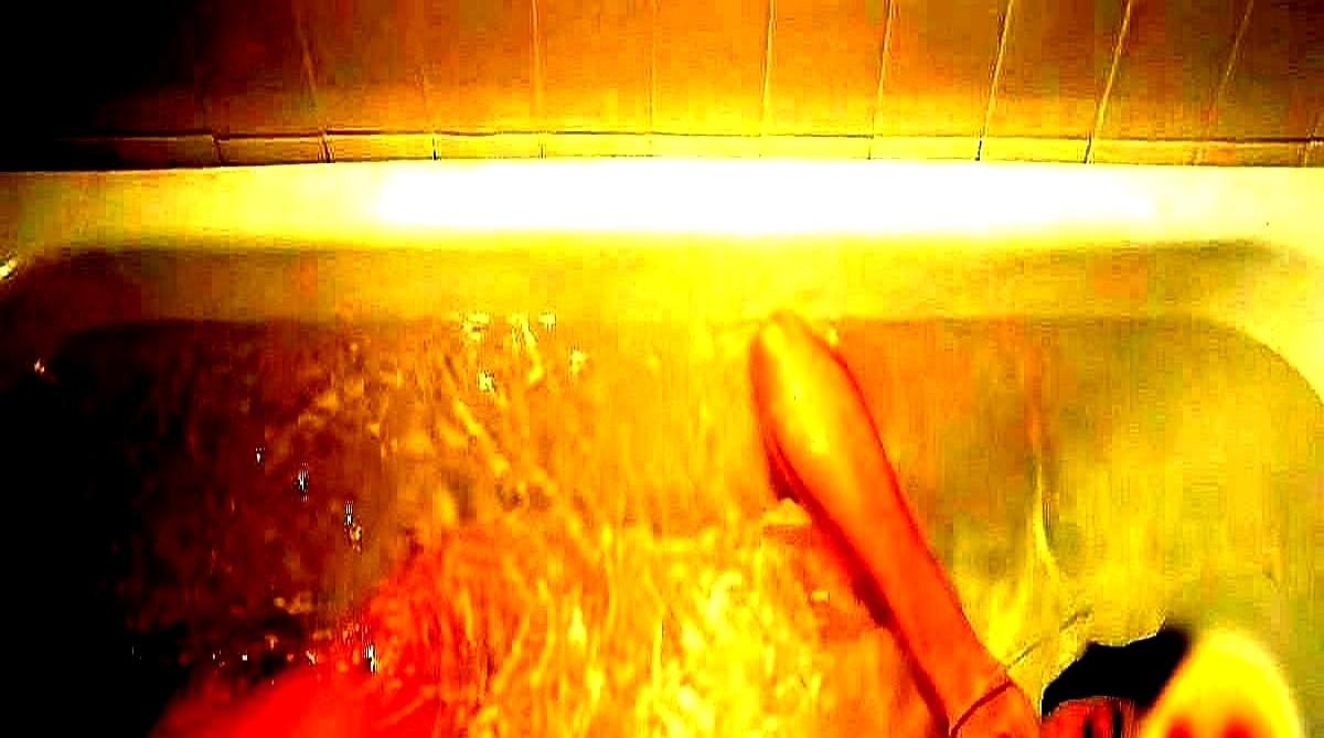 1984年，关之琳才22岁，导演一句“临时加戏”，她就被人推到镜头前脱衣服。当年