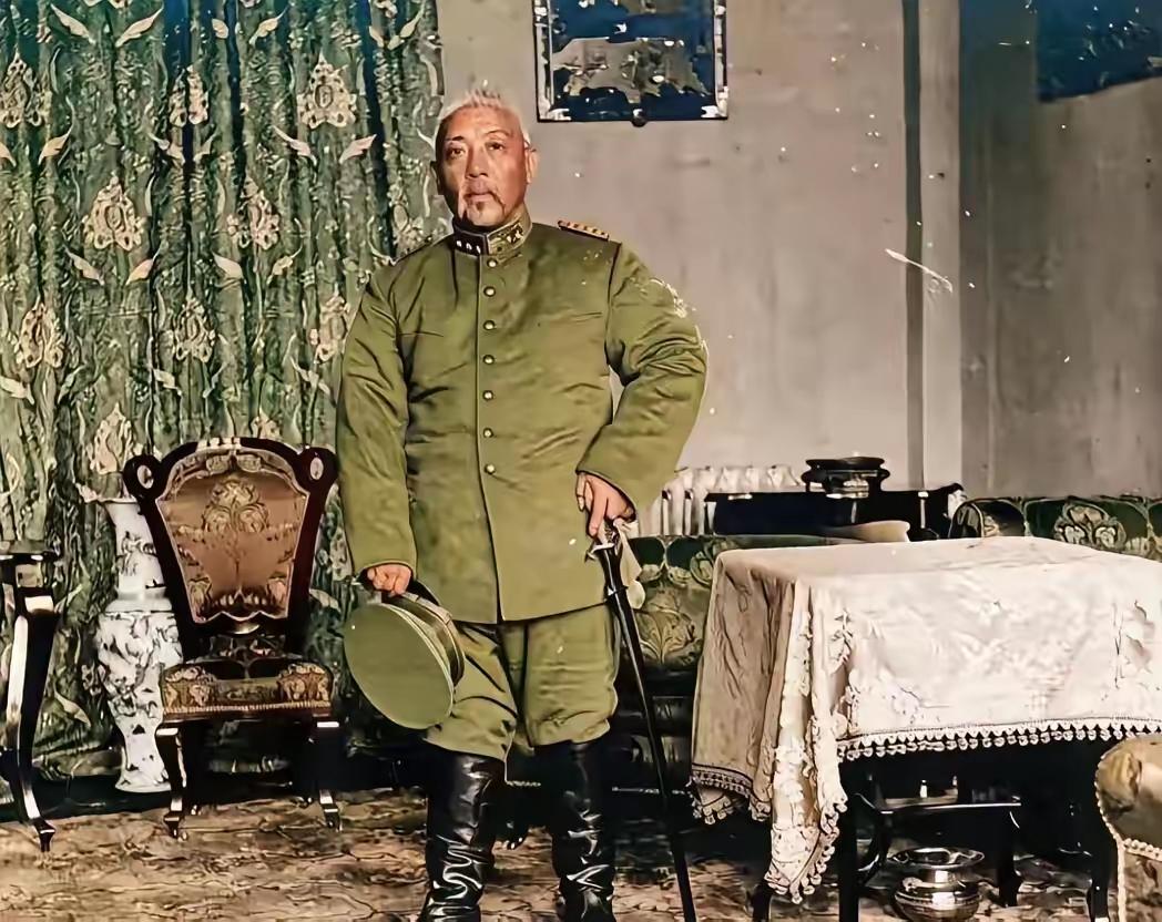 1913年袁世凯那张留影，穿军大衣蹬马靴，看着平平无奇，可这一年他当选了中华民国