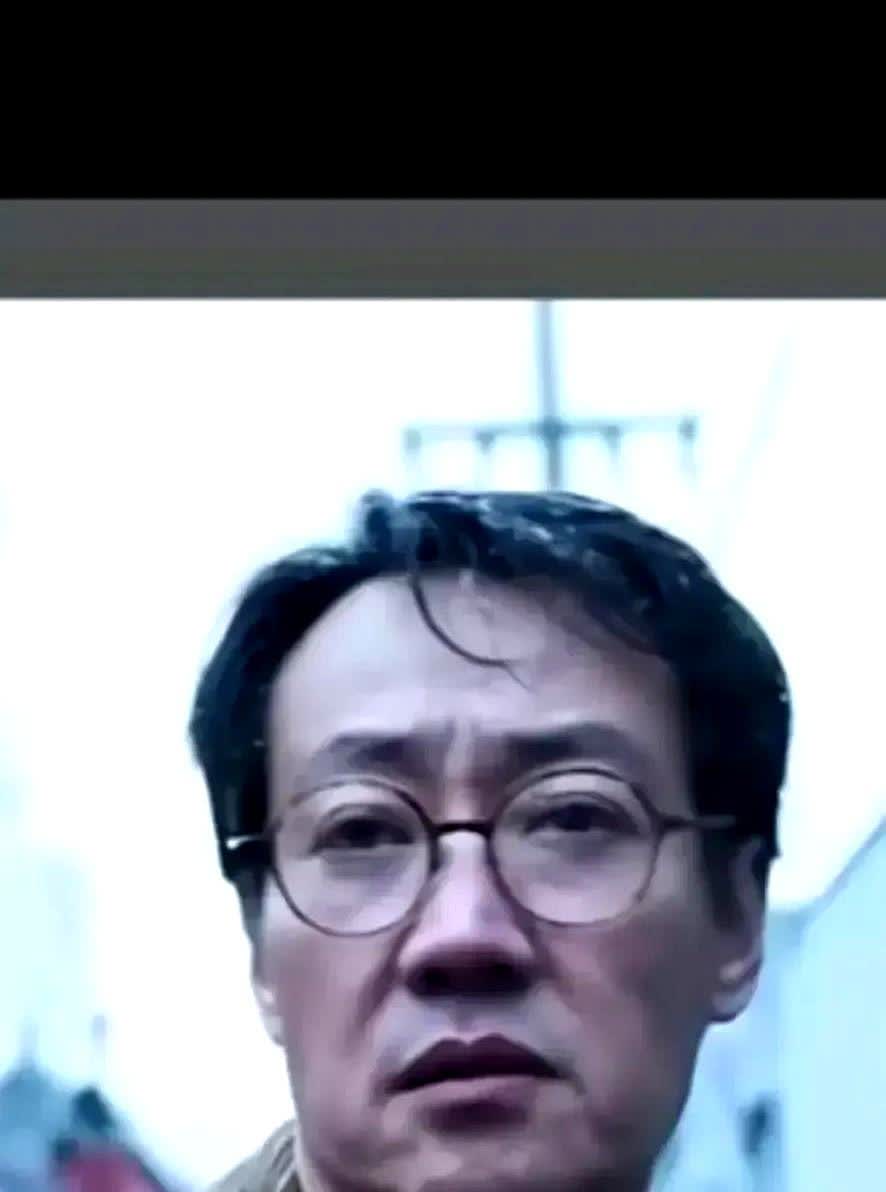 辛柏青垮了，朋友说他每天都不愿意出门，电话不接，微信不回，问他什么也不回答！