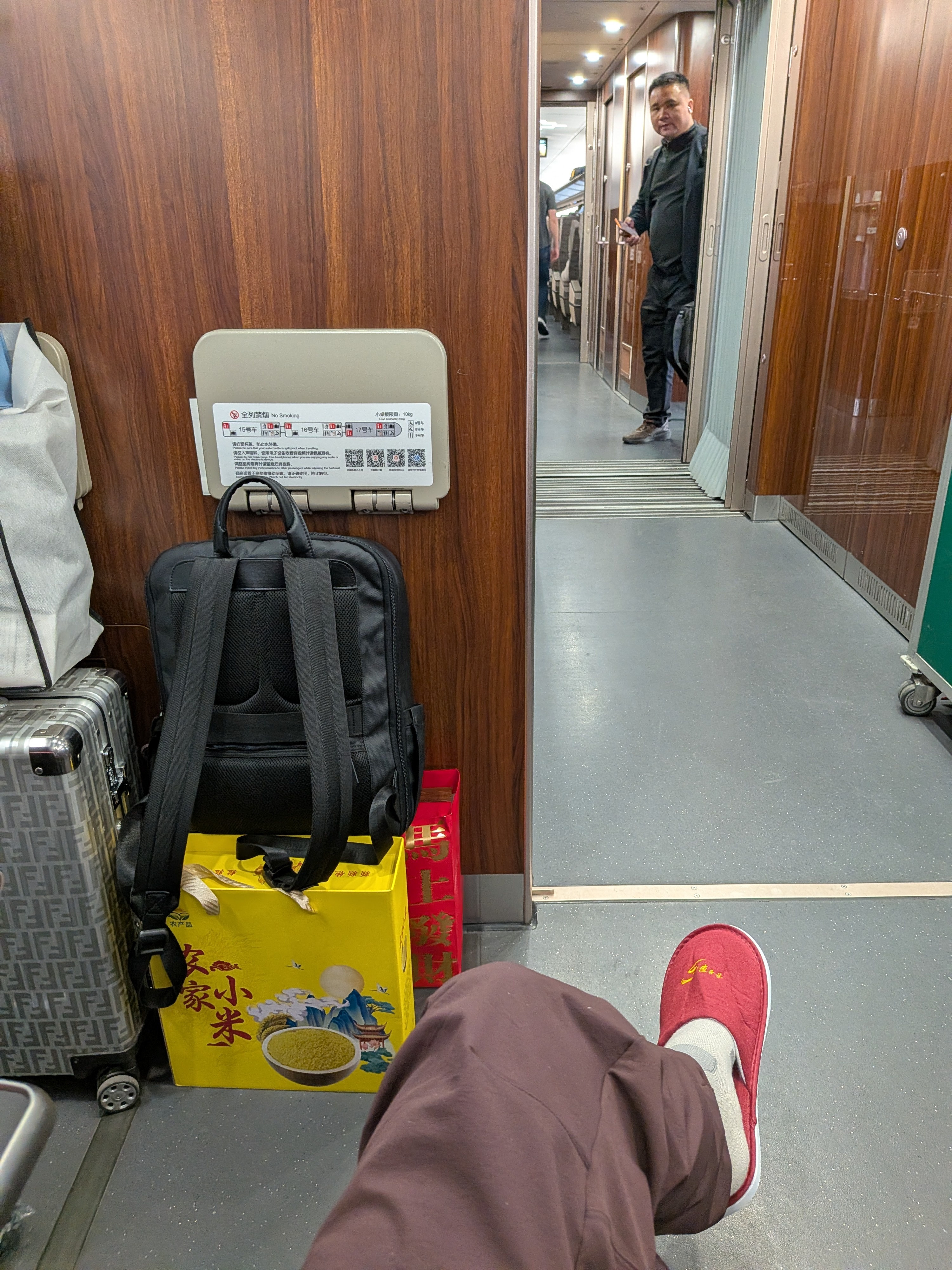 高铁优选一等座，没坐过，买了一张试一下。有候车室权益，开检时候走边上要客通道，有