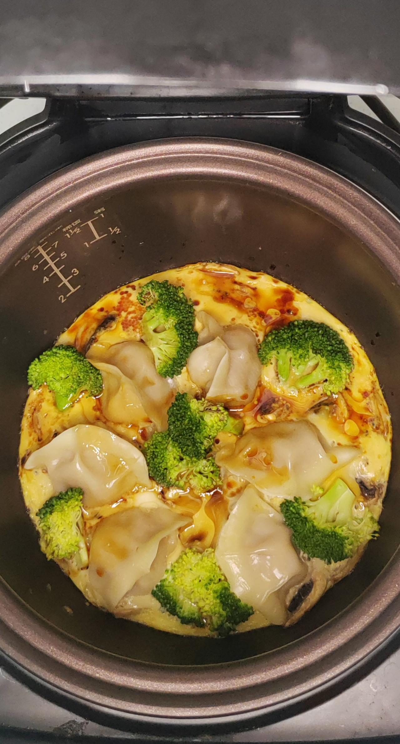 一口电饭锅搞定低卡减脂餐！🍳电饭煲做口蘑蒸蛋饺也太简单了吧！碗里打两个鸡蛋两勺