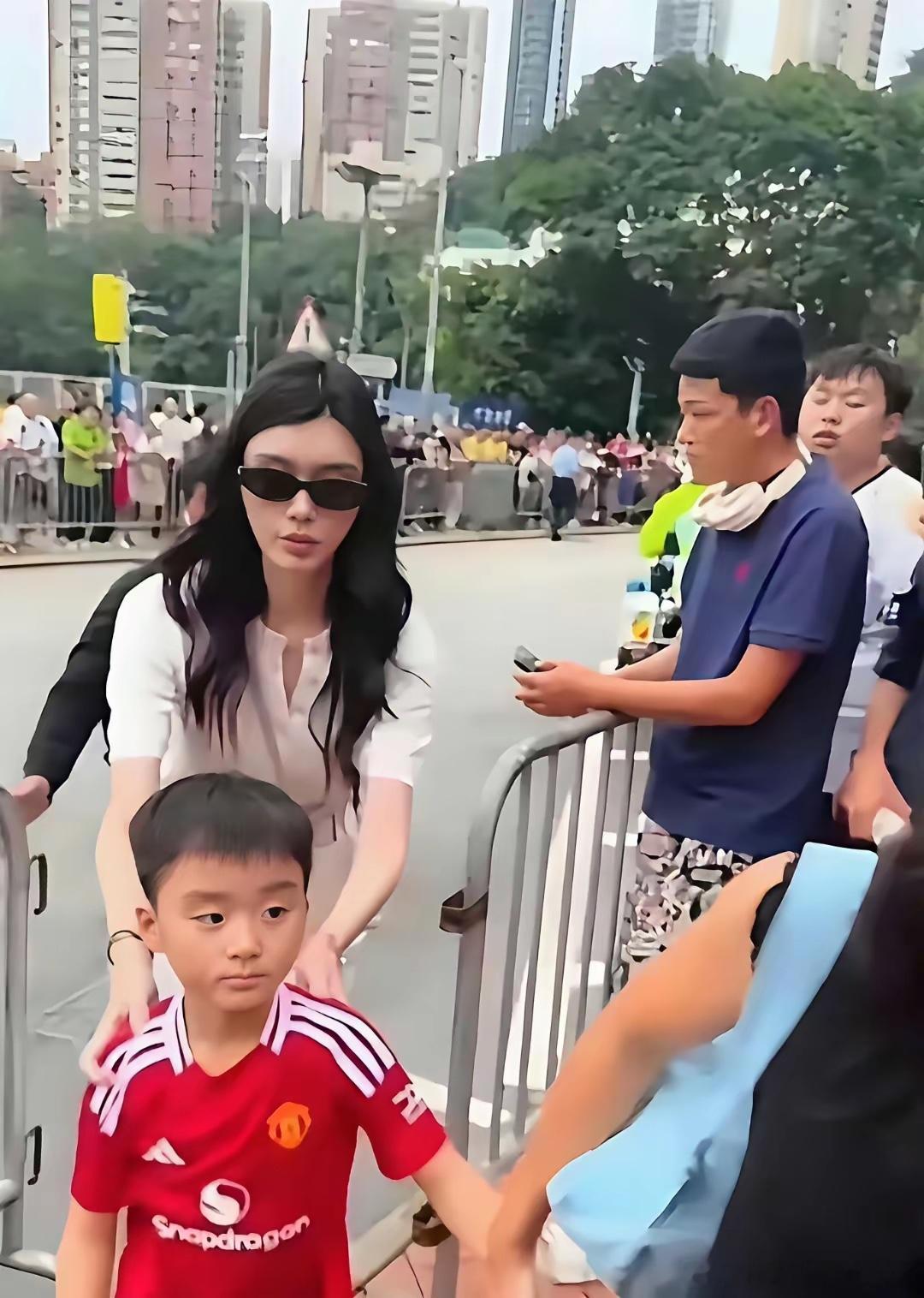 奚梦瑶儿子正脸露出来啦！这孩子跟他妈年轻时简直一模一样