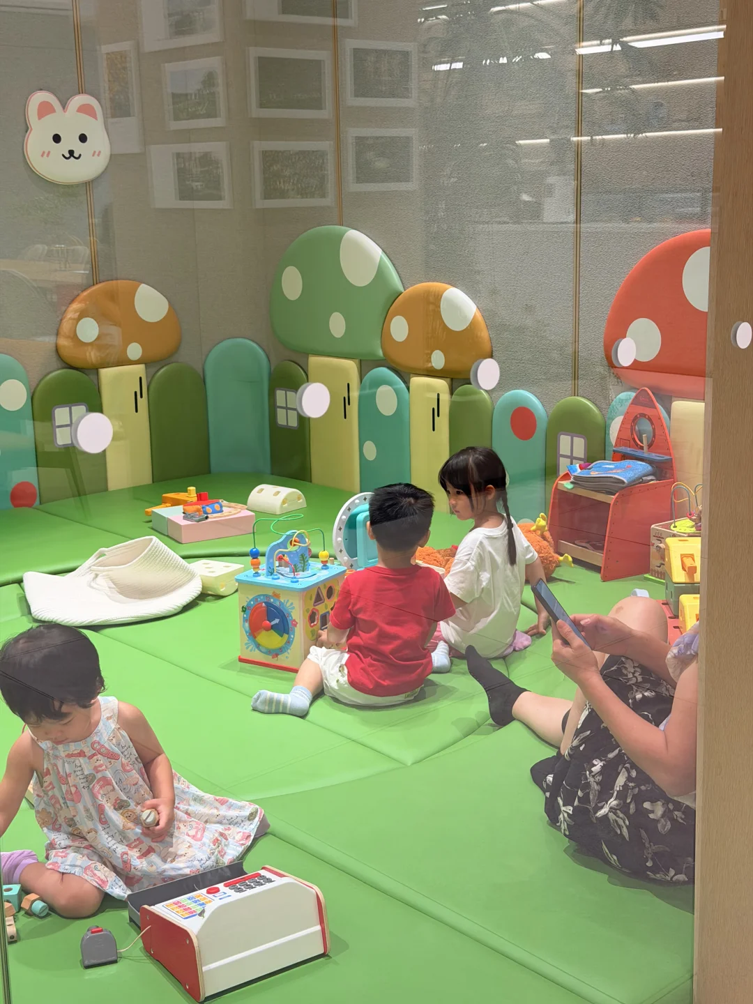 两个孩子的童年记忆全是牛屋