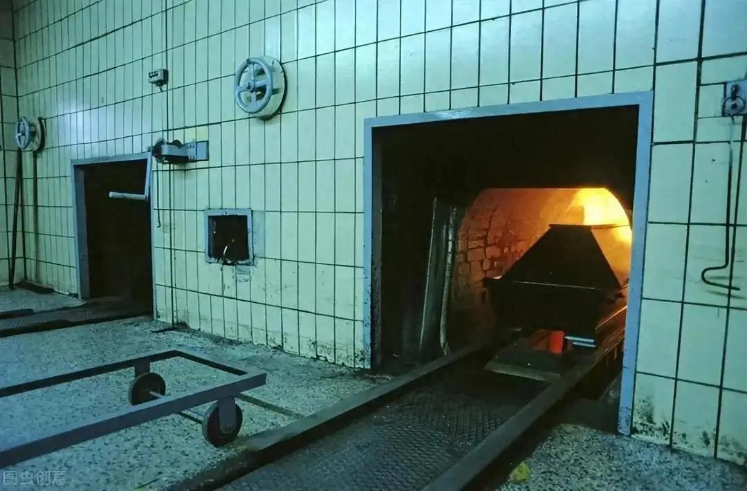 一位火化工说：“当我把尸体推进焚尸炉的时候，几乎就看不到有家属特别伤心。几个男家